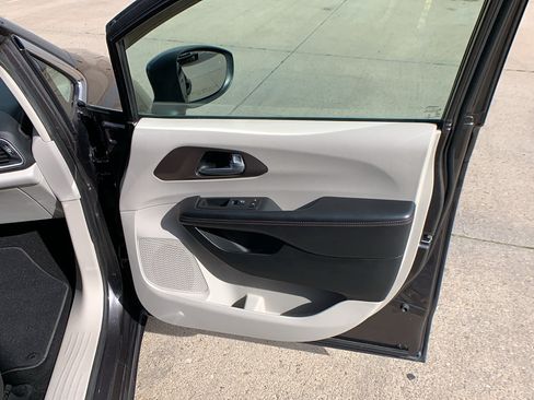 Used 2018 Chrysler Pacifica L FWD image 25