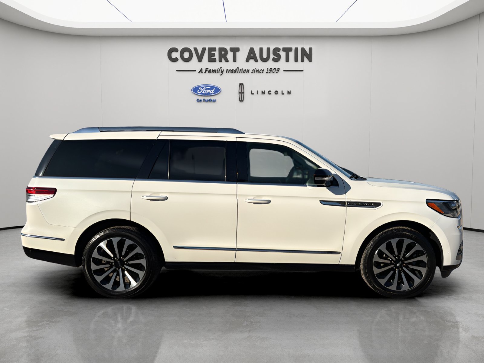 Used 2024 Lincoln Navigator Reserve AWD/4WD image 6