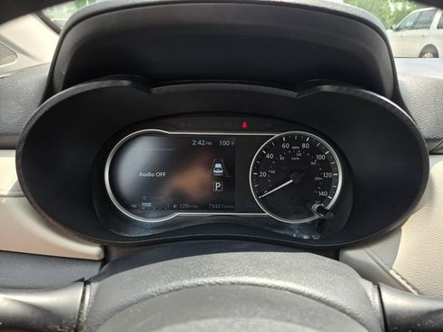 Used 2021 Nissan Versa SV FWD image 10