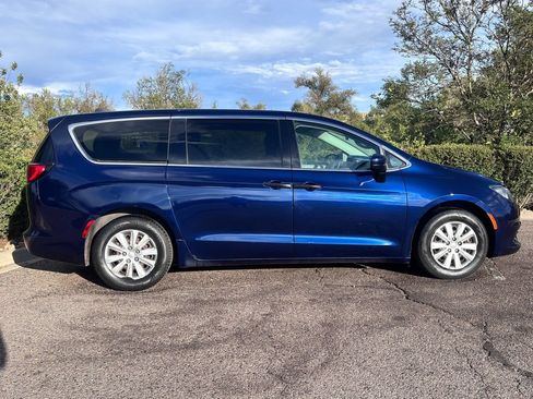 Used 2020 Chrysler Voyager L FWD image 2