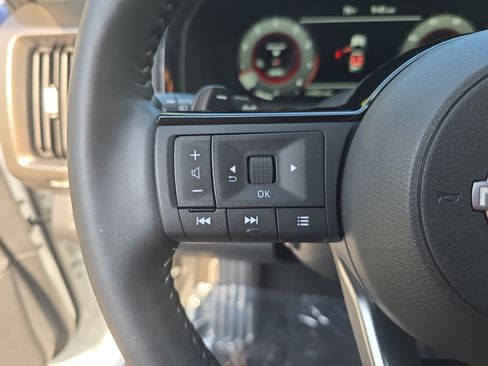 Used 2025 Nissan Pathfinder Platinum AWD/4WD image 18