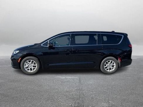 Used 2025 Chrysler Pacifica Select FWD image 6