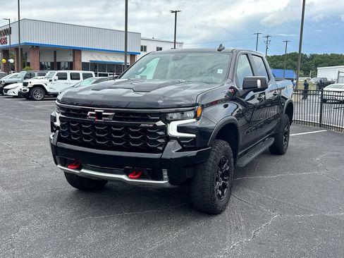 Used 2023 Chevrolet Silverado 1500 ZR2 w/ Technology Package AWD/4WD image 2