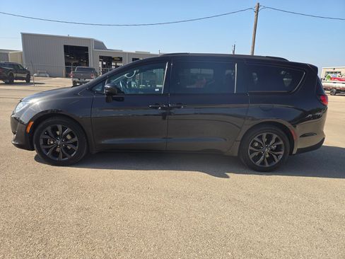 Used 2018 Chrysler Pacifica Touring Plus w/ S Appearance Package FWD image 6