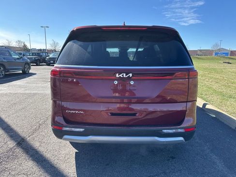 Used 2024 Kia Carnival LX image 8