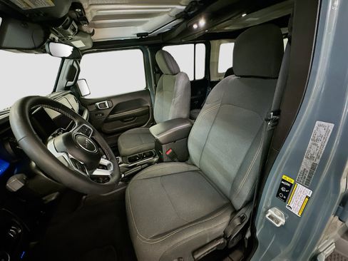 Used 2025 Jeep Wrangler Sahara image 13