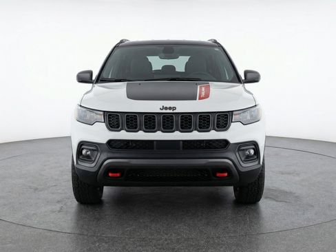 Used 2025 Jeep Compass Trailhawk AWD/4WD image 2