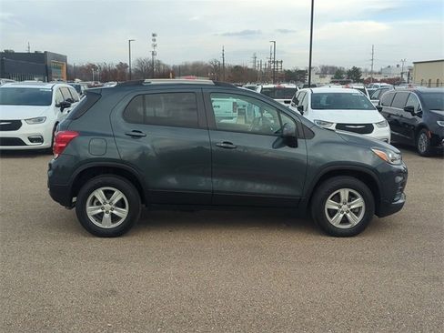 Used 2021 Chevrolet Trax LT w/ LT Convenience Package image 2