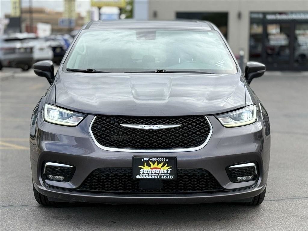 Used 2023 Chrysler Pacifica Touring-L FWD image 2