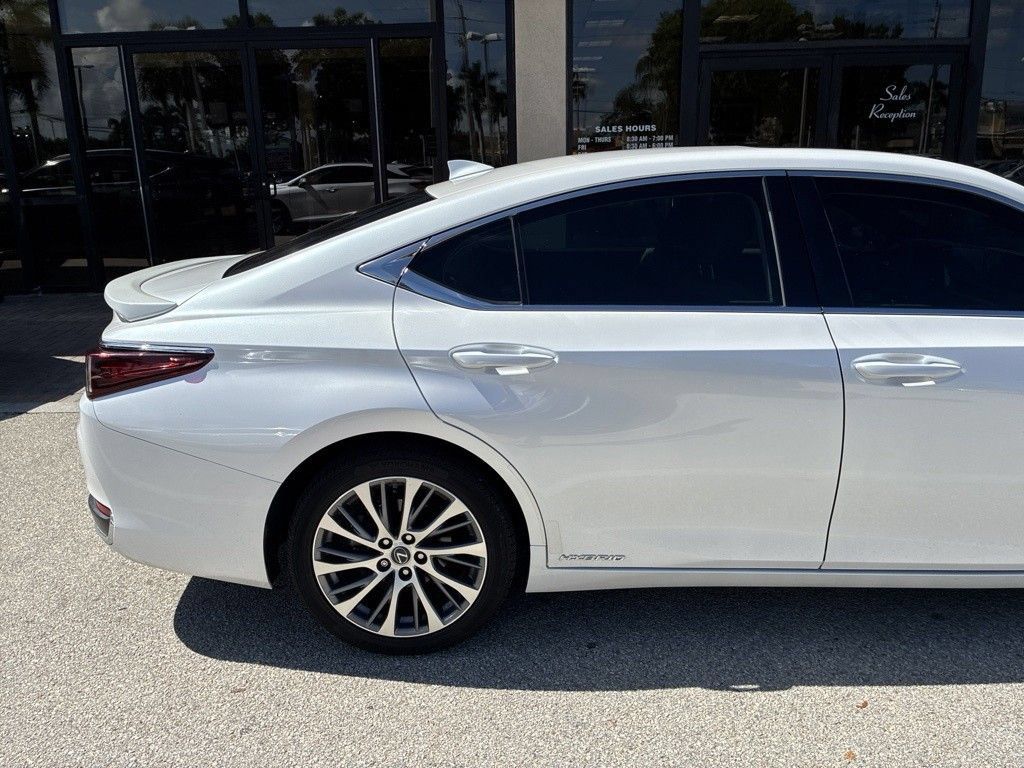 Used 2020 Lexus ES 300h w/ Premium Package FWD image 5