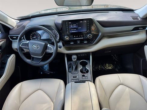 Used 2022 Toyota Highlander XLE image 10