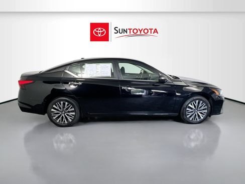 Used 2024 Nissan Altima 2.5 SV FWD image 2