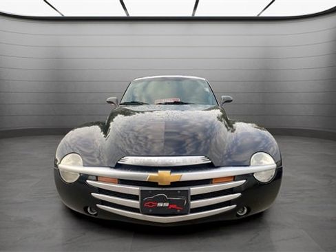 Used 2004 Chevrolet SSR w/ Preferred Equipment Group image 2