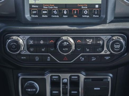 Used 2020 Jeep Wrangler Unlimited Sahara image 25