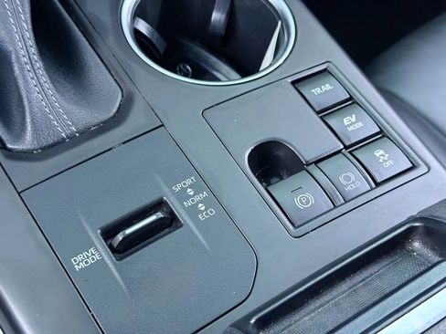 Used 2023 Toyota Highlander XLE image 28