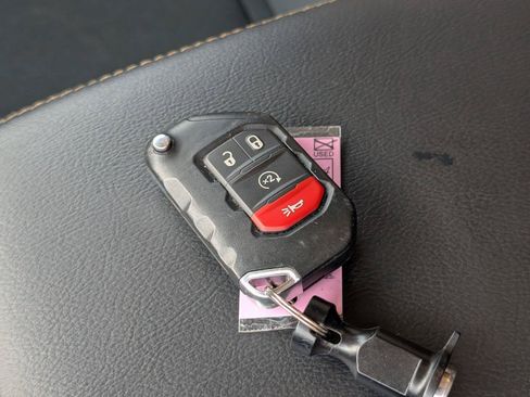 Used 2025 Jeep Wrangler Unlimited Sahara AWD/4WD image 13
