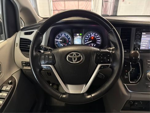 Used 2018 Toyota Sienna XLE Premium FWD image 22