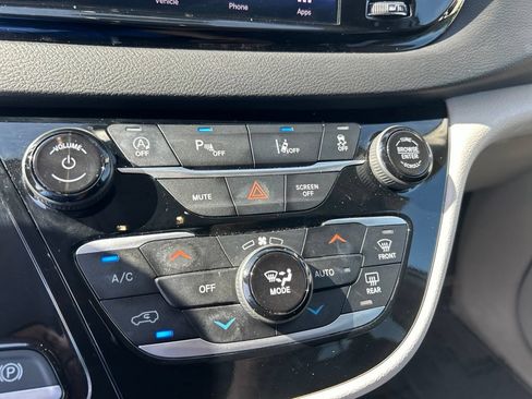 Certified 2024 Chrysler Pacifica Touring-L FWD image 34
