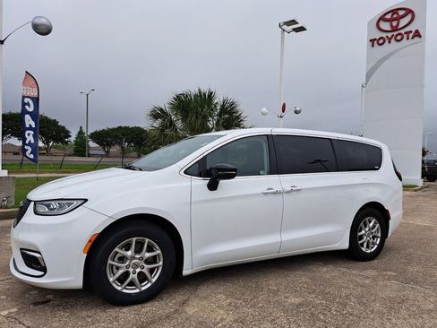 Used 2024 Chrysler Pacifica Touring-L FWD image 9