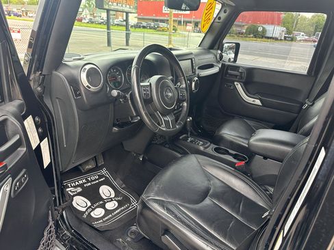 Used 2016 Jeep Wrangler Unlimited Sahara w/ Dual Top Group AWD/4WD image 9