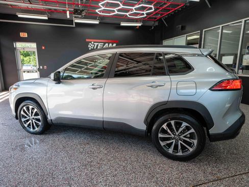 Used 2024 Toyota Corolla Cross XLE FWD image 2