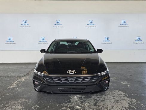 Used 2025 Hyundai Elantra SE FWD image 2