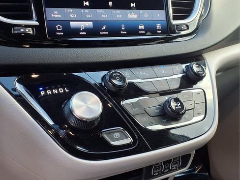 Used 2024 Chrysler Pacifica Touring-L FWD image 5