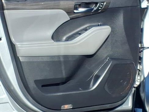 Used 2022 Toyota Highlander Limited image 17