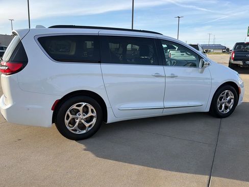 Used 2022 Chrysler Pacifica Limited image 21