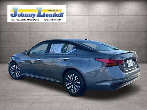 Used 2025 Nissan Altima 2.5 SV FWD image 3