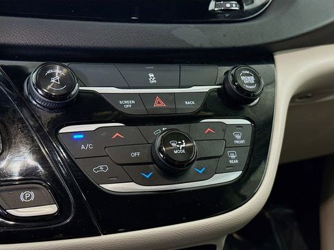 Used 2017 Chrysler Pacifica Touring w/ Tire & Wheel Group FWD image 7