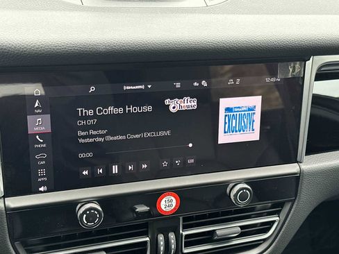 Used 2025 Porsche Macan image 20