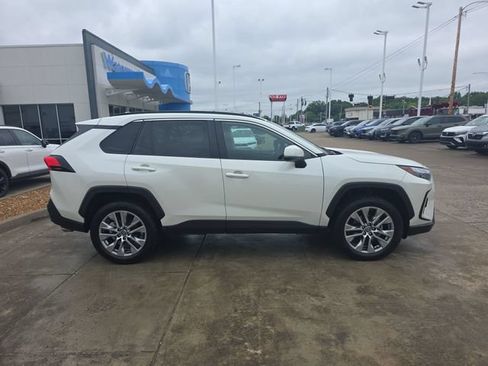 Used 2022 Toyota RAV4 XLE Premium AWD/4WD image 6