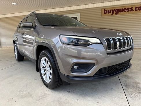 Used 2019 Jeep Cherokee Latitude w/ Cold Weather Group AWD/4WD image 2