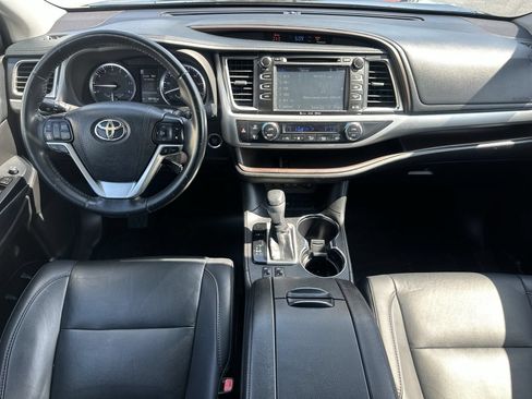 Used 2019 Toyota Highlander XLE FWD image 18