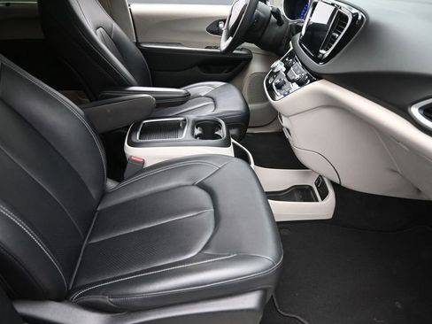 Used 2024 Chrysler Pacifica Touring-L image 7