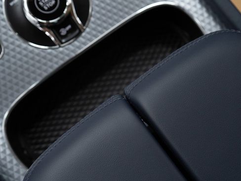 Certified 2025 Bentley Bentayga Extended Wheelbase image 34