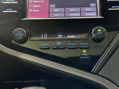 Used 2019 Toyota Camry SE FWD image 18