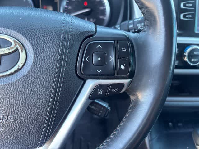 Used 2019 Toyota Highlander XLE FWD image 12