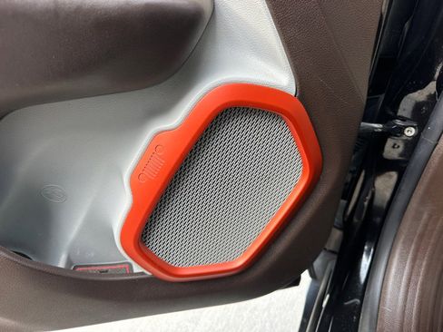 Used 2017 Jeep Renegade Limited image 21