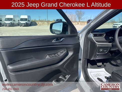 New 2025 Jeep Grand Cherokee L Laredo image 10