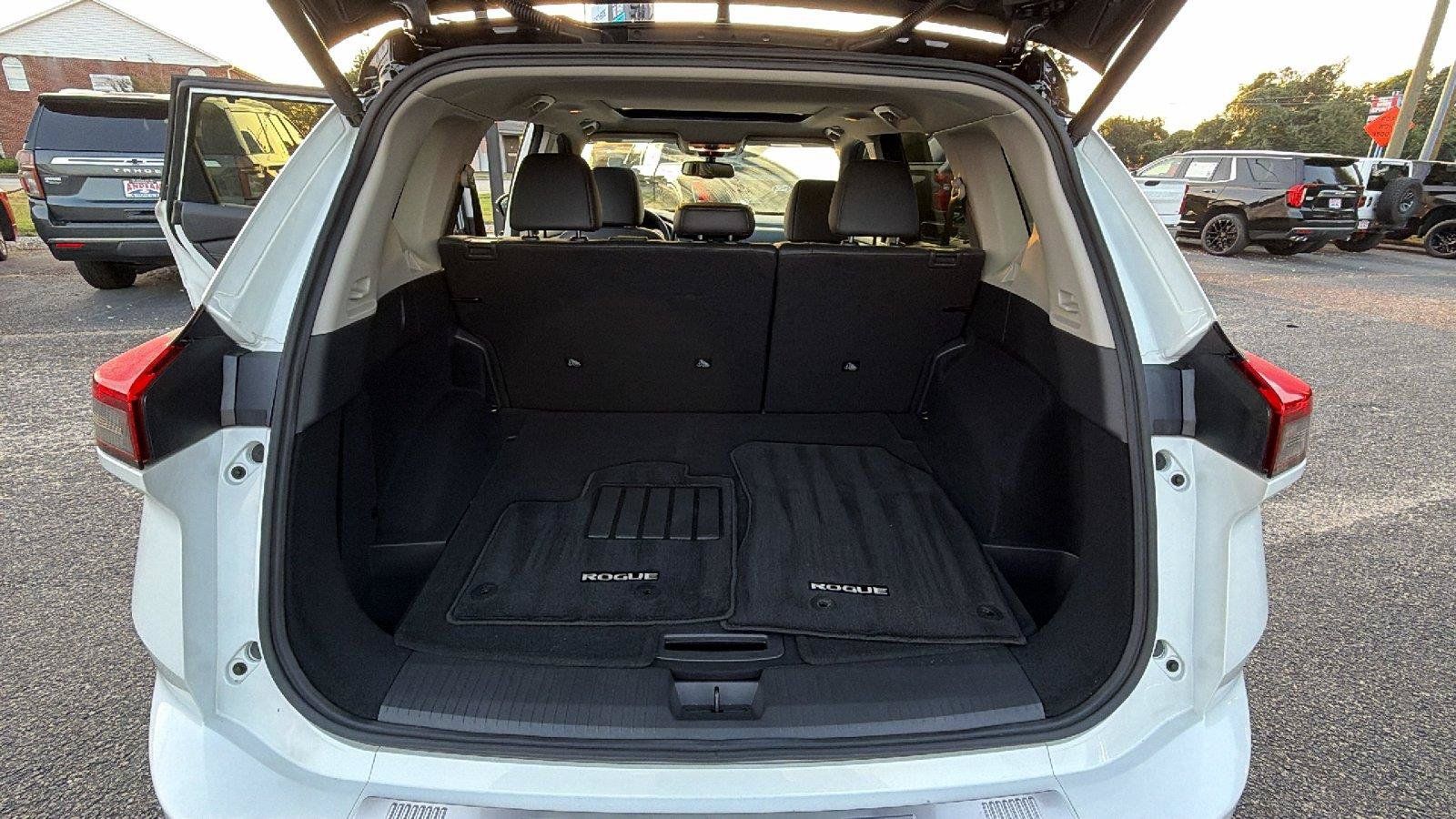 Used 2025 Nissan Rogue SL w/ SL Premium Package FWD image 14