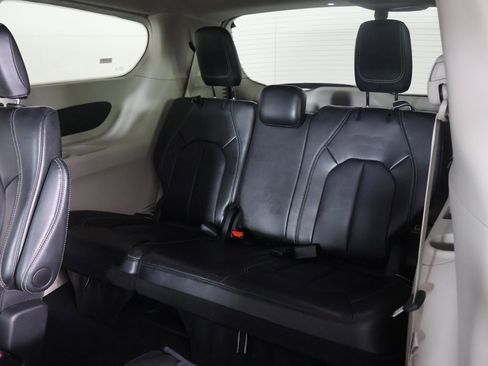 Used 2024 Chrysler Pacifica Touring-L image 34