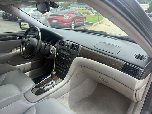Used 2004 Lexus ES 330 w/ Premium Pkg FWD image 15