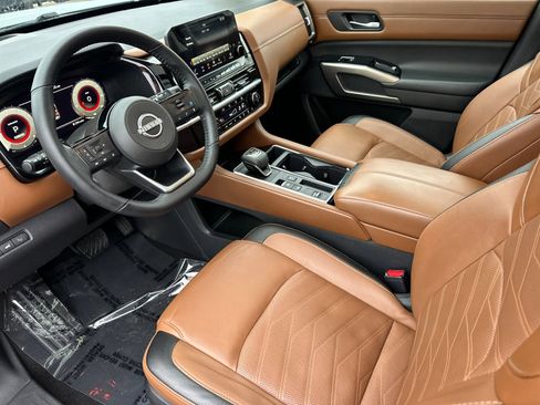 Used 2023 Nissan Pathfinder Platinum w/ Black Appearance Package image 9