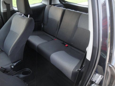 Used 2015 Toyota Yaris L image 10