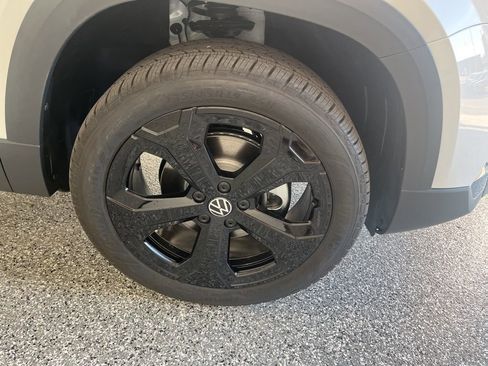 New 2026 Volkswagen Taos SE image 11