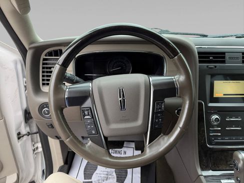 Used 2017 Lincoln Navigator Select image 12
