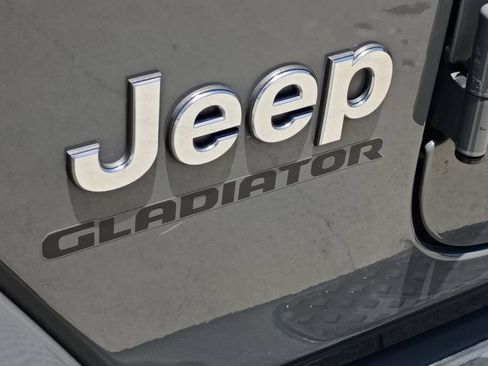 Used 2020 Jeep Gladiator Overland AWD/4WD image 14
