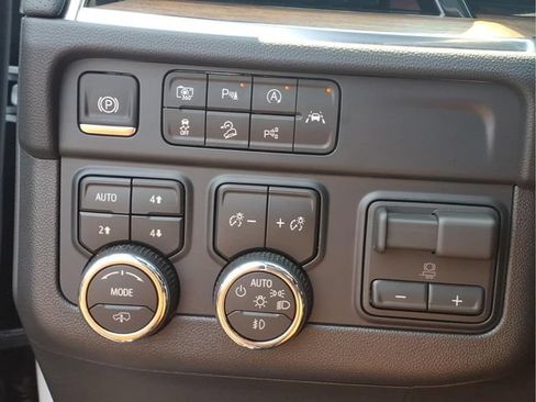 Used 2026 Chevrolet Suburban High Country AWD/4WD image 13
